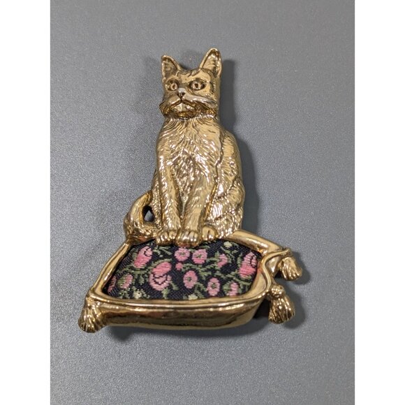 Vintage 1928 Cat Sitting On Embroidered Rose Cushion Pillow Brooch - Picture 3 of 8